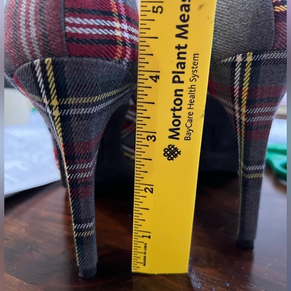 ⚠️2/20 Grey fabric red yellow plaid fall pumps sz 7 - Picture 5 of 5